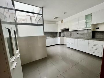 ELEGANTE DÚPLEX DE 5 DORMITORIOS EN ZONA RESIDENCIAL DE CHACARILLA