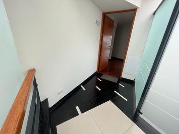 ELEGANTE DÚPLEX DE 5 DORMITORIOS EN ZONA RESIDENCIAL DE CHACARILLA