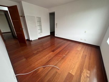 ELEGANTE DÚPLEX DE 5 DORMITORIOS EN ZONA RESIDENCIAL DE CHACARILLA