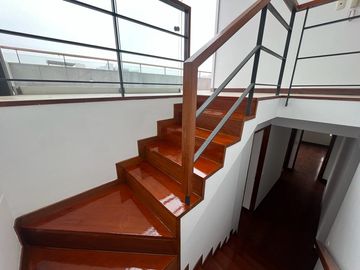 ELEGANTE DÚPLEX DE 5 DORMITORIOS EN ZONA RESIDENCIAL DE CHACARILLA