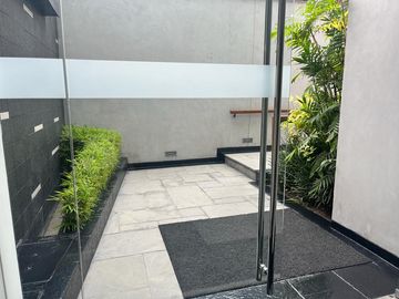 ELEGANTE DÚPLEX DE 5 DORMITORIOS EN ZONA RESIDENCIAL DE CHACARILLA