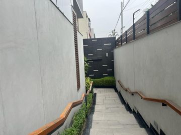 ELEGANTE DÚPLEX DE 5 DORMITORIOS EN ZONA RESIDENCIAL DE CHACARILLA