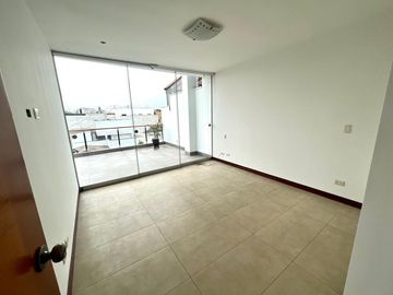 ELEGANTE DÚPLEX DE 5 DORMITORIOS EN ZONA RESIDENCIAL DE CHACARILLA
