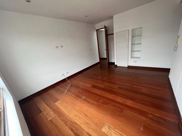 ELEGANTE DÚPLEX DE 5 DORMITORIOS EN ZONA RESIDENCIAL DE CHACARILLA