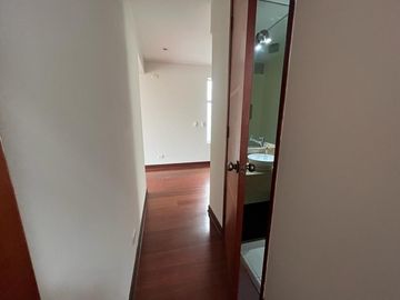 ELEGANTE DÚPLEX DE 5 DORMITORIOS EN ZONA RESIDENCIAL DE CHACARILLA