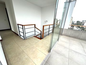ELEGANTE DÚPLEX DE 5 DORMITORIOS EN ZONA RESIDENCIAL DE CHACARILLA
