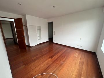 ELEGANTE DÚPLEX DE 5 DORMITORIOS EN ZONA RESIDENCIAL DE CHACARILLA