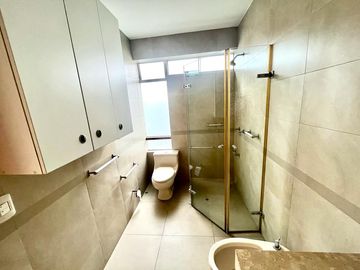 ELEGANTE DÚPLEX DE 5 DORMITORIOS EN ZONA RESIDENCIAL DE CHACARILLA