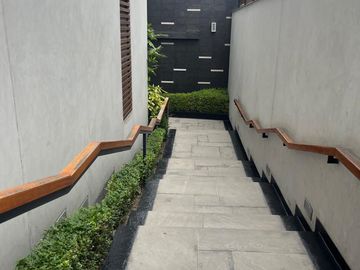 ELEGANTE DÚPLEX DE 5 DORMITORIOS EN ZONA RESIDENCIAL DE CHACARILLA