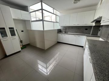 ELEGANTE DÚPLEX DE 5 DORMITORIOS EN ZONA RESIDENCIAL DE CHACARILLA