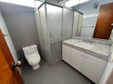 ELEGANTE DÚPLEX DE 5 DORMITORIOS EN ZONA RESIDENCIAL DE CHACARILLA
