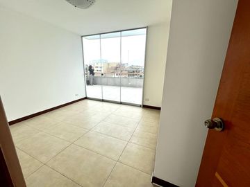 ELEGANTE DÚPLEX DE 5 DORMITORIOS EN ZONA RESIDENCIAL DE CHACARILLA