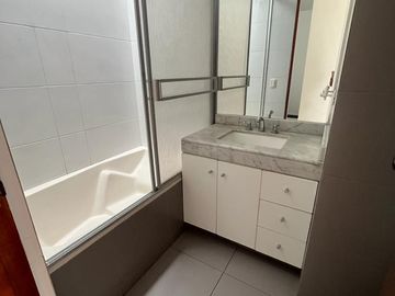 ELEGANTE DÚPLEX DE 5 DORMITORIOS EN ZONA RESIDENCIAL DE CHACARILLA