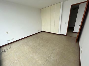 ELEGANTE DÚPLEX DE 5 DORMITORIOS EN ZONA RESIDENCIAL DE CHACARILLA