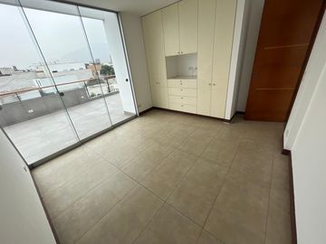 ELEGANTE DÚPLEX DE 5 DORMITORIOS EN ZONA RESIDENCIAL DE CHACARILLA