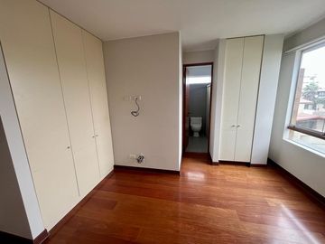 ELEGANTE DÚPLEX DE 5 DORMITORIOS EN ZONA RESIDENCIAL DE CHACARILLA