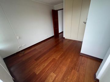 ELEGANTE DÚPLEX DE 5 DORMITORIOS EN ZONA RESIDENCIAL DE CHACARILLA