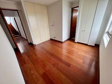ELEGANTE DÚPLEX DE 5 DORMITORIOS EN ZONA RESIDENCIAL DE CHACARILLA