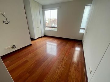 ELEGANTE DÚPLEX DE 5 DORMITORIOS EN ZONA RESIDENCIAL DE CHACARILLA