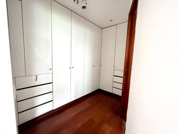 ELEGANTE DÚPLEX DE 5 DORMITORIOS EN ZONA RESIDENCIAL DE CHACARILLA