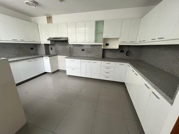 ELEGANTE DÚPLEX DE 5 DORMITORIOS EN ZONA RESIDENCIAL DE CHACARILLA