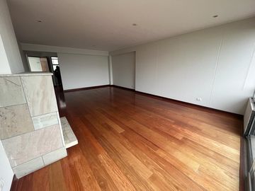 ELEGANTE DÚPLEX DE 5 DORMITORIOS EN ZONA RESIDENCIAL DE CHACARILLA