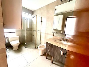 ELEGANTE DÚPLEX DE 5 DORMITORIOS EN ZONA RESIDENCIAL DE CHACARILLA