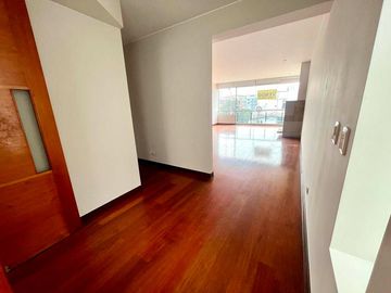 ELEGANTE DÚPLEX DE 5 DORMITORIOS EN ZONA RESIDENCIAL DE CHACARILLA