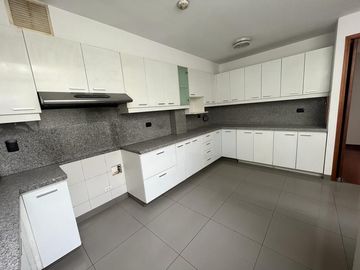 ELEGANTE DÚPLEX DE 5 DORMITORIOS EN ZONA RESIDENCIAL DE CHACARILLA