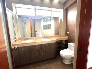 ELEGANTE DÚPLEX DE 5 DORMITORIOS EN ZONA RESIDENCIAL DE CHACARILLA