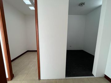 ELEGANTE DÚPLEX DE 5 DORMITORIOS EN ZONA RESIDENCIAL DE CHACARILLA