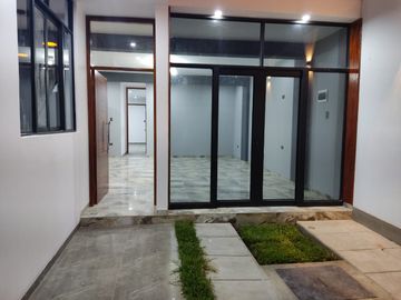 VENDO CASA DE ESTRENO  EN LA ENTRADA DE BOULEVARD
