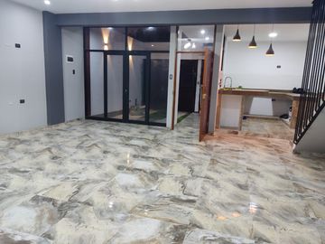VENDO CASA DE ESTRENO  EN LA ENTRADA DE BOULEVARD