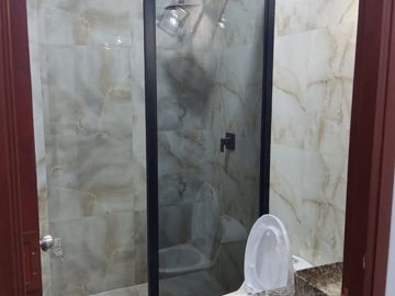 VENDO CASA DE ESTRENO  EN LA ENTRADA DE BOULEVARD