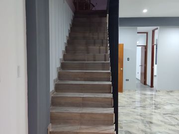 VENDO CASA DE ESTRENO  EN LA ENTRADA DE BOULEVARD