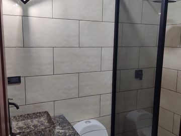 VENDO CASA DE ESTRENO  EN LA ENTRADA DE BOULEVARD
