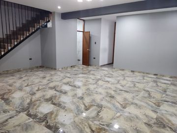 VENDO CASA DE ESTRENO  EN LA ENTRADA DE BOULEVARD