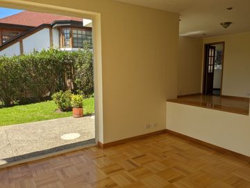 VENTA CASA 3 DORMITORIOS CUMBAYA SECTOR FRANCISCO DE ORELLANA