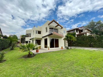 VENTA CASA 3 DORMITORIOS CUMBAYA SECTOR FRANCISCO DE ORELLANA