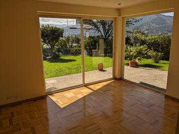 VENTA CASA 3 DORMITORIOS CUMBAYA SECTOR FRANCISCO DE ORELLANA