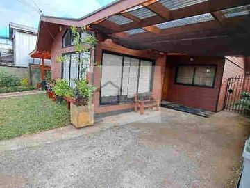 CASA REMODELADA  EN BARRIO RESIDENCIAL DE VALDIVIA Y CERCA DEL HOSPITAL