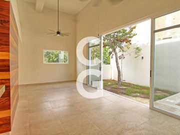 Casa en Venta en Cancun en Residencial Rio con Amplio Jardin y Alberca