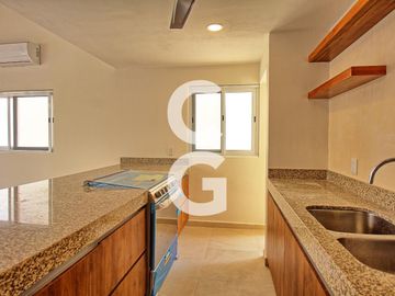 Casa en Venta en Cancun en Residencial Rio con Amplio Jardin y Alberca
