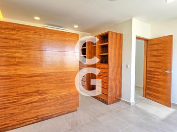 Casa en Venta en Cancun en Residencial Rio con Amplio Jardin y Alberca