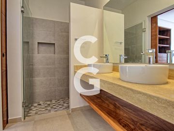 Casa en Venta en Cancun en Residencial Rio con Amplio Jardin y Alberca