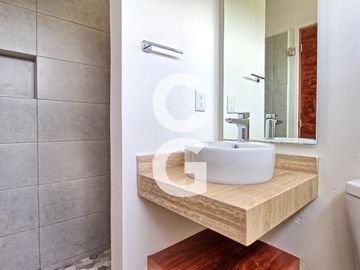 Casa en Venta en Cancun en Residencial Rio con Amplio Jardin y Alberca