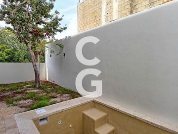 Casa en Venta en Cancun en Residencial Rio con Amplio Jardin y Alberca