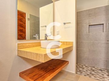 Casa en Venta en Cancun en Residencial Rio con Amplio Jardin y Alberca