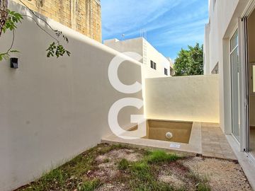 Casa en Venta en Cancun en Residencial Rio con Amplio Jardin y Alberca