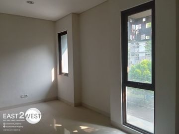 Disewakan Rumah Regentown BSD City Tangerang Bagus Cantik Nyaman Lokasi Sangat Strategis